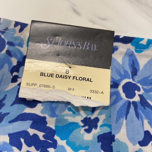 SALE‼️ NWT St John’s Bay Blue Daisy Floral skirt 
Size 8 - Picture 7 of 8